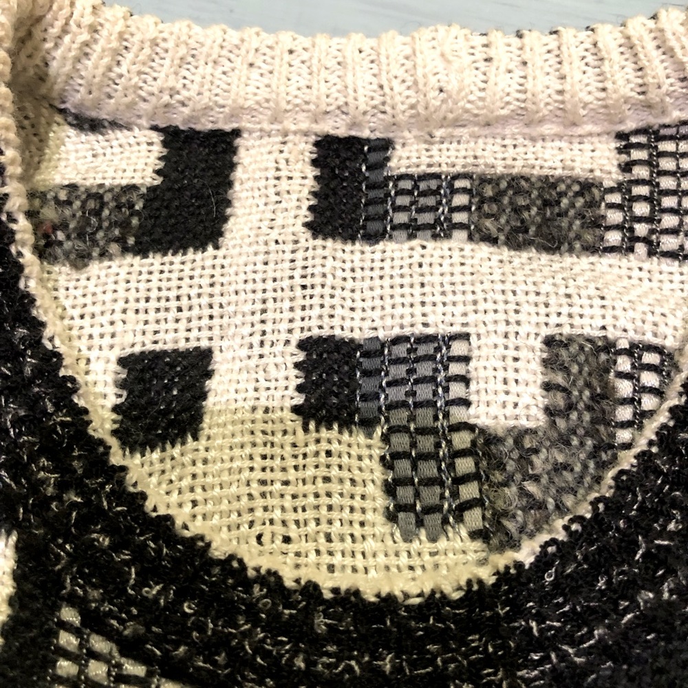 Beautiful Wool Sweater - Picture 3 of 3